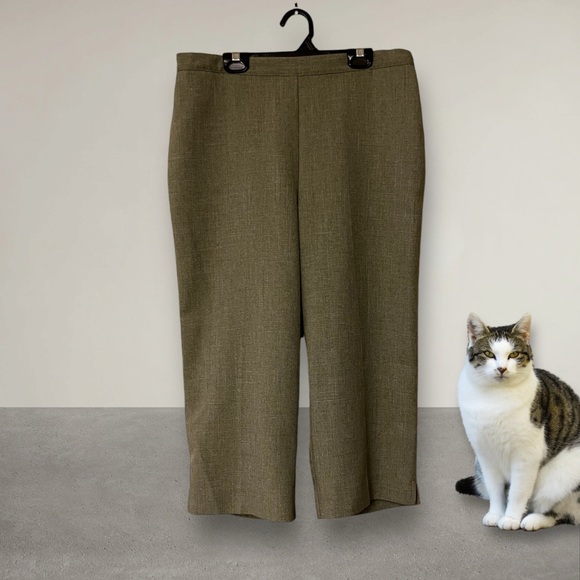Alfred Dunner Army Green Woven Linen-look Capris - Picture 6 of 14